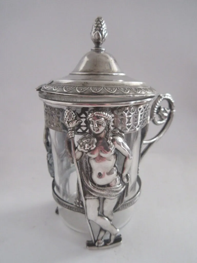 Silberner Deckelpokal mit Putto