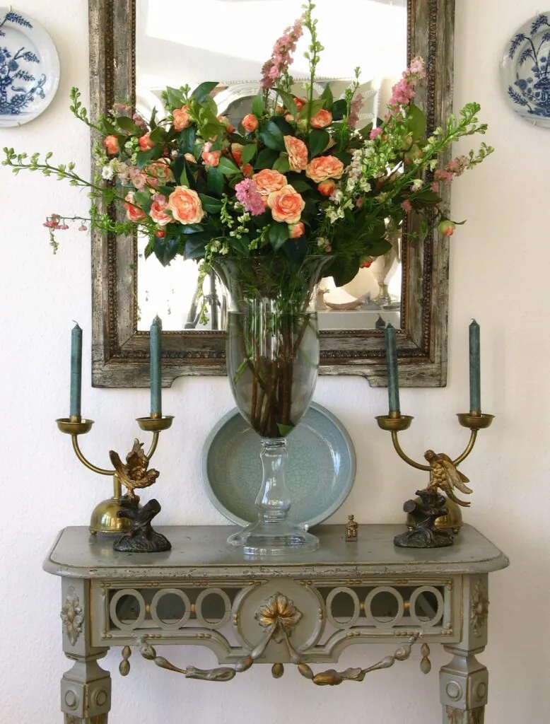 Konsoltisch mit Spiegel, Blumenvase und Kerzenleuchtern